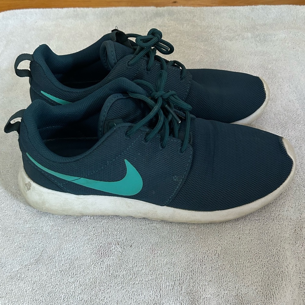 Nike Roshe size women 8.5